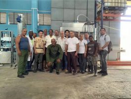 Popredajné inštalačné stroje