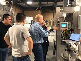 Popredajné inštalačné stroje