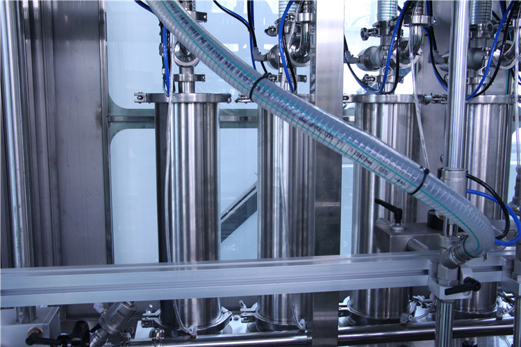 stroj na plnenie čokolády